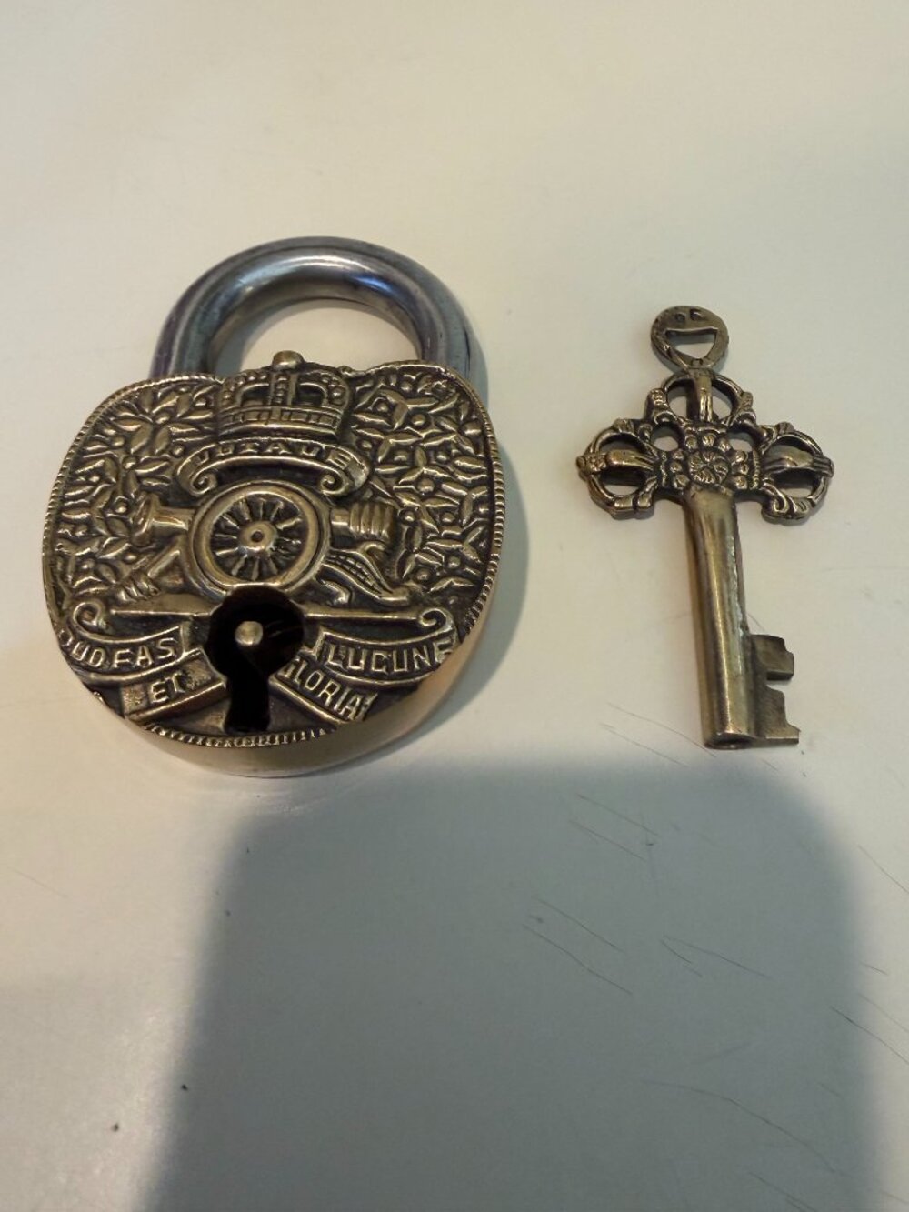 VINTAGE-STYLE BRITISH ROYAL ARTILLERY DECORATIVE BRASS PADLOCK & KEY Functional